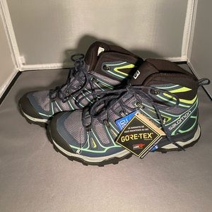 Women 7 Salomon GoreTex Hiking Boots